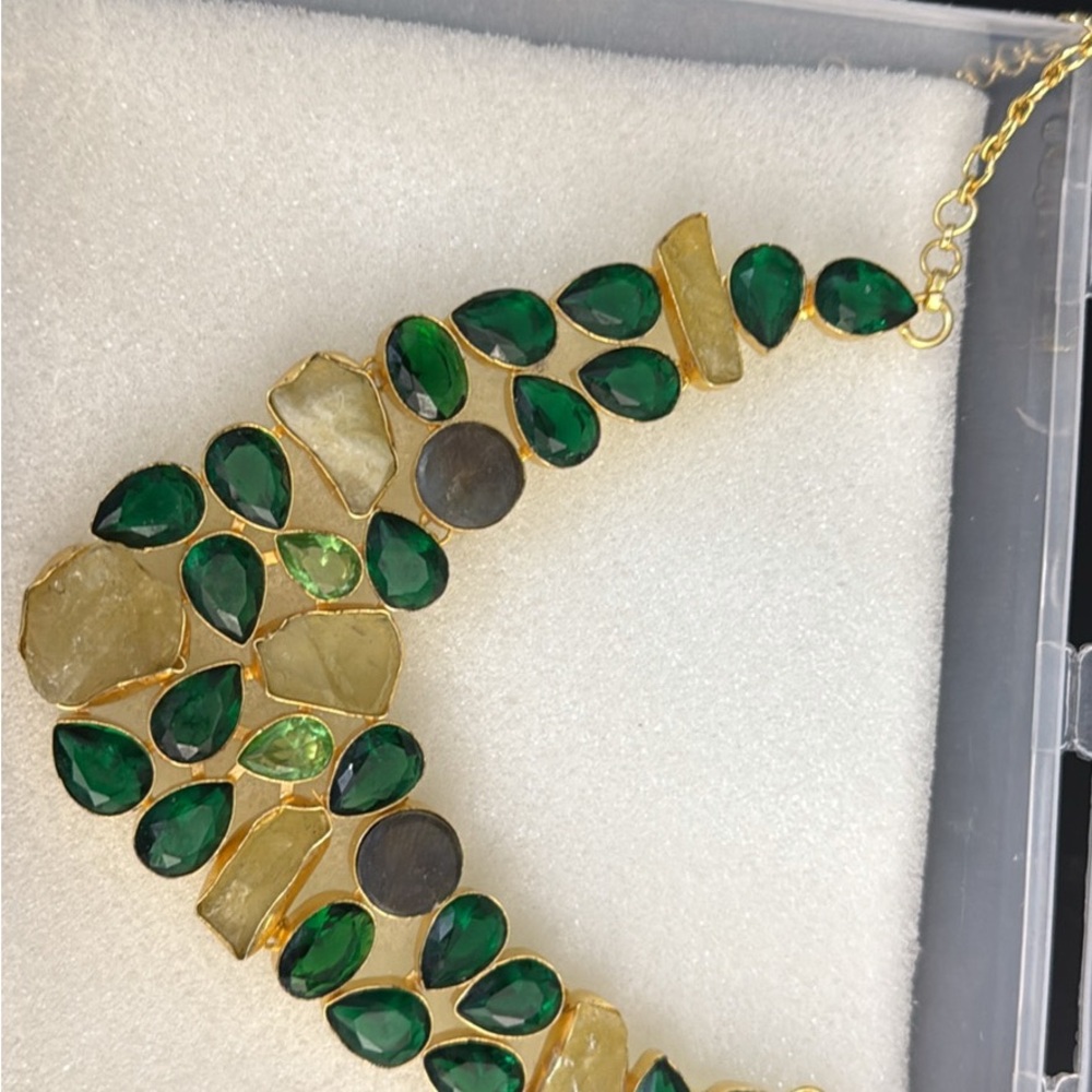 Elegant Green and Gold Necklace